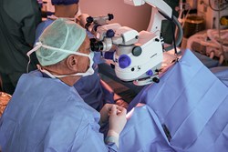 /cataratta-croazia/prof. dr. sc. Nikica Gabrić za vrijeme ugradnje SING IMT leća, Klinika Svjetlost.jpg